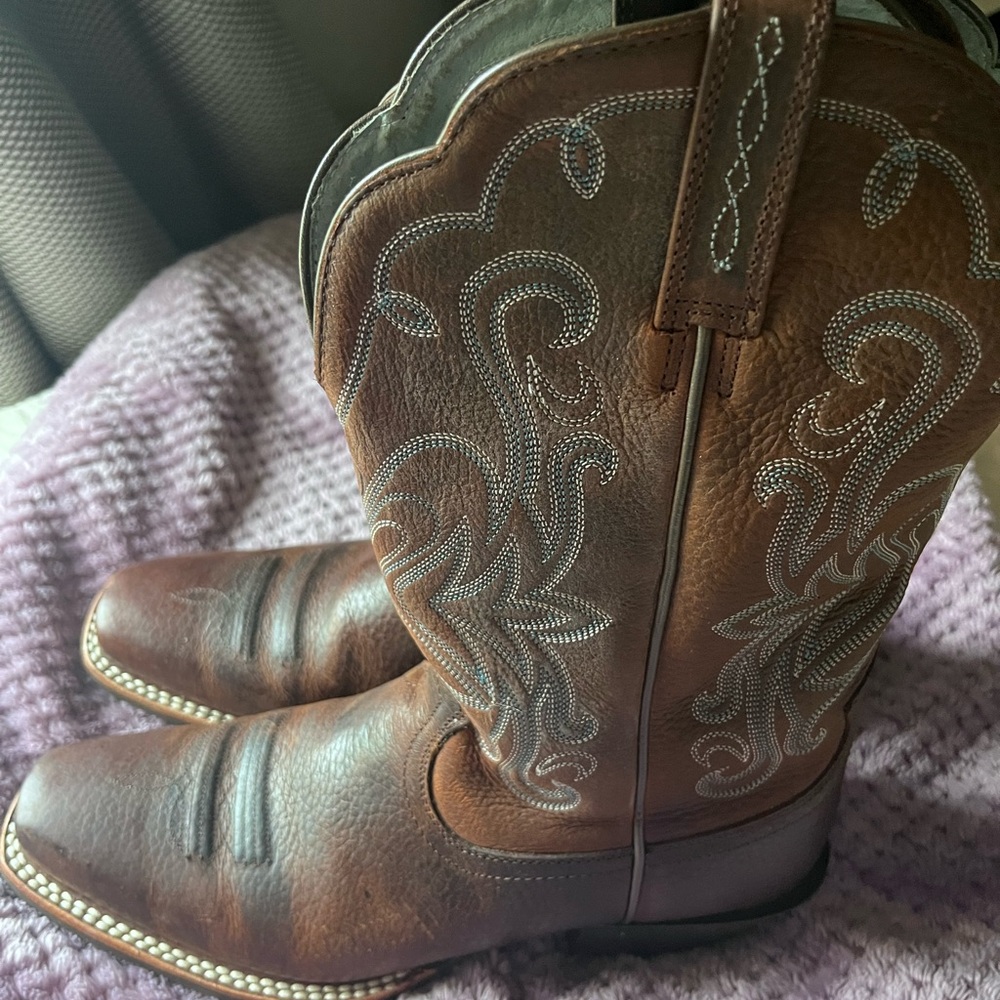 Ariat 
Brown Western Cowboy Boots with Embroidery